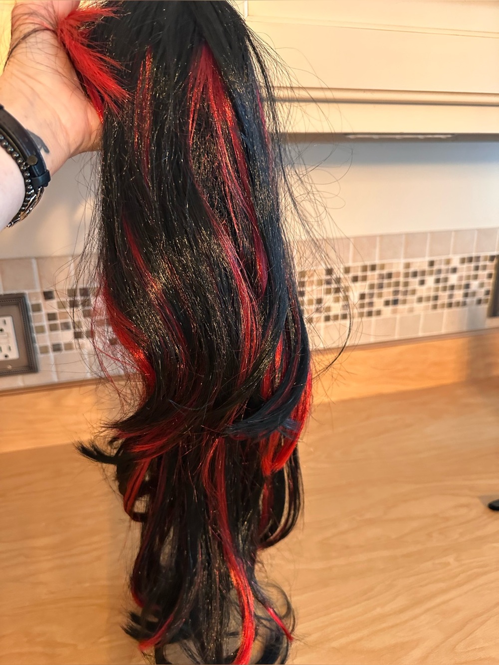 Halloween wig Black and reddish long layered hair - Picture 2 of 10